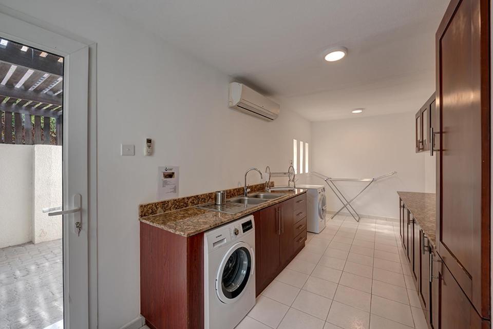 J5 Four Bedroom Villa Holiday Home In Al Wasl For Families Only Dubaj Exteriér fotografie